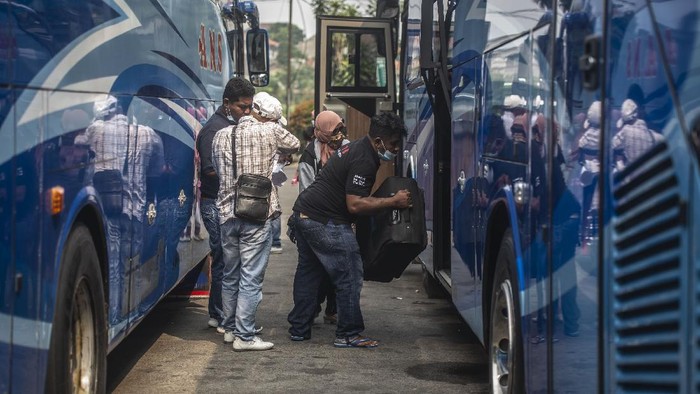 mudik idul adha Sejumlah calon penumpang bersiap menaiki bus di Terminal Bekasi, Jawa Barat, Senin (19/7/2021). Menurut data UPTD (Unit Pelaksana Teknis Daerah) Terminal Bekasi, pemudik tujuan Sumatera dan Jawa jelang Hari Raya Idul Adha pada PPKM Darurat mengalami penurunan 70% persen dengan rata-rata jumlah penumpang sebanyak 250 orang per hari. ANTARA FOTO/Fakhri Hermansyah/wsj.