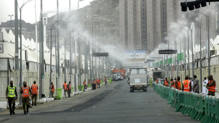 Musim Haji hajisome 2.5 million Muslims from all walks of life from across the globe, the hajj pilgrimage is now almost unrecognizable in scale. (AP Photo/Amr Nabil)