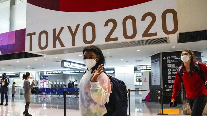 Simone Biles and the U.S. Womens Gymnastics team arrive for the Tokyo 2020 Summer Olympic Games at Narita International Airport Thursday, July 15, 2021, in Narita, east of Tokyo. (AP Photo/Kiichiro Sato)