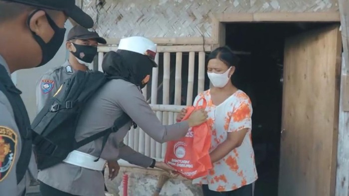 Paket Sembako untuk Warga Pulau Biawak Indramayu