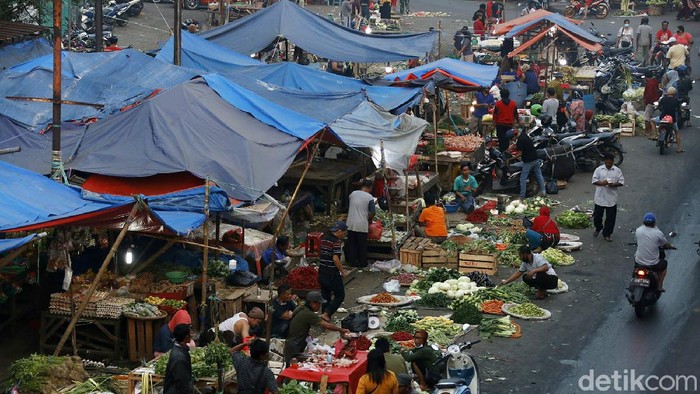 PPKM Darurat berimbas pada aktivitas jual beli di Pasar Cileungsi Kabupaten Bogor, Jawa Barat, Senin (19/7). Kini pasar tersebut sepi pembeli.