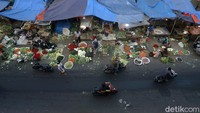 Pasar Cileungsi terlihat sepi pembeli imbas dari PPKM darurat yang diterapkan oleh pemerintah. Pergerakan masyarakat di pasar tradisional menurun karena adanya pembatasan mobilitas dari penerapan PPKM darurat.