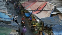 Deretan lapak pedagang menghiasi Pasar Cileungsi, Kabupaten Bogor, Jawa Barat.