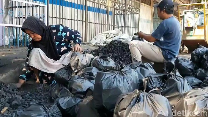 Hari Raya Idul Adha selalu menjadi berkah bagi Munir, pedagang arang di Pasuruan. Arangnya laris manis sehingga omzetnya naik dua kali lipat.