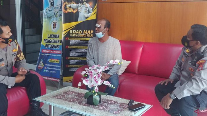 Pengemudi Awaluddin Rao (tengah) saat mendatangi Polresta Padang untuk meminta maaf, Minggu (18/7) sore. (ANTARA/HO)