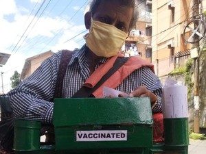 Penjual Makanan Ini Bangga dan Pajang Tulisan Sudah Divaksin Covid-19