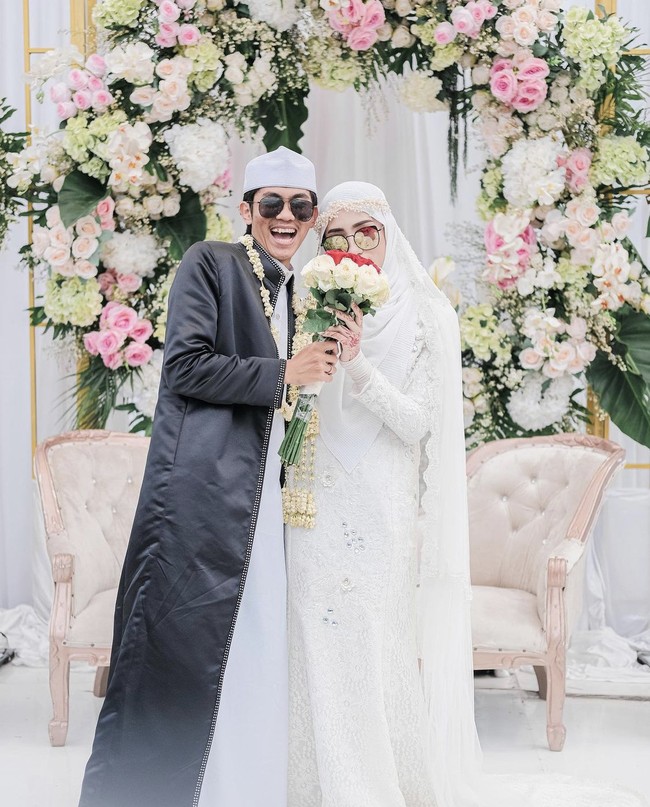Video memperlihatkan tampak salah satu wanita bercadar hitam mengarahkan tangan Ustaz Agam agar menggandeng Aisyah. Keduanya lalu berjalan menuju area pelaminan. Foto: Dok. Instagram @aisyahvier.