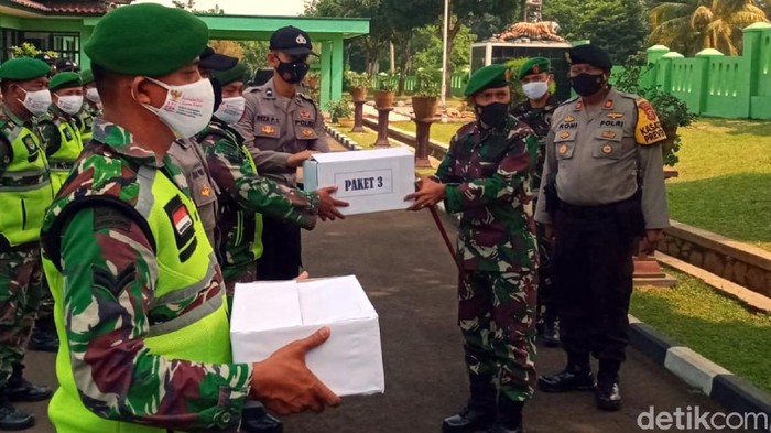 Personel TNI dikerahkan untuk menyalurkan obat dan vitamin warga isoman