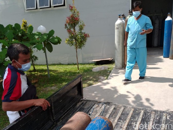 peternak koi meminjamkan tabung oksigen ke RS yang membutuhkan