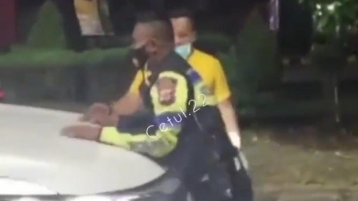 Polisi Karawang Halangi Mobil Penerobos
