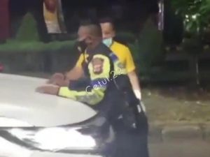 Pria Terobos Jalan dan Usir Polisi di Karawang Minta Maaf