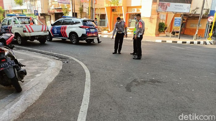 Polisi saat melakukan olah TKP di TKP ambulans disebut tabrak lari pemotor di Jalan Sunan Kudus, Senin (19/7/2021)