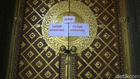  Pintu masuk masjid tertutup rapat. Di pintu tersebut juga tertempel kertas bertuliskan Tutup Sementara.