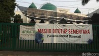 Masjid Darussalam ditutup sementara selama masa PPKM Darurat.
