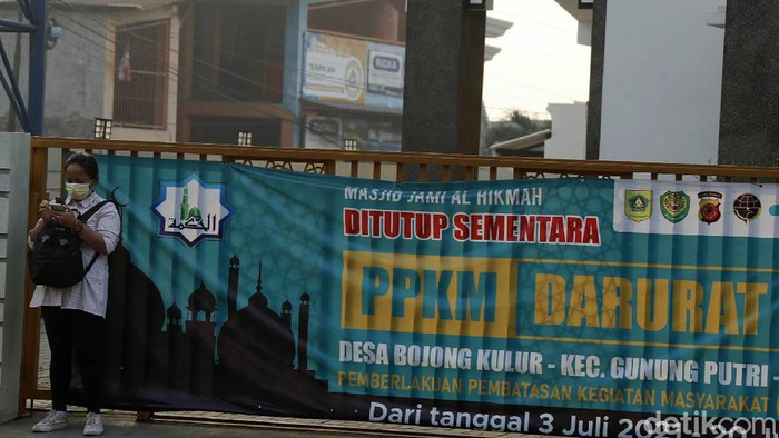 PPKM Darurat, Sejumlah Masjid di Bogor Tak Gelar Salat Idul Adha Di masa PPKM Darurat, sejumlah masjid di Kabupaten Bogor ditutup dan dipastikan tidak menggelar salat Idul Adha. Hal itu untuk mencegah penyebaran COVID-19.