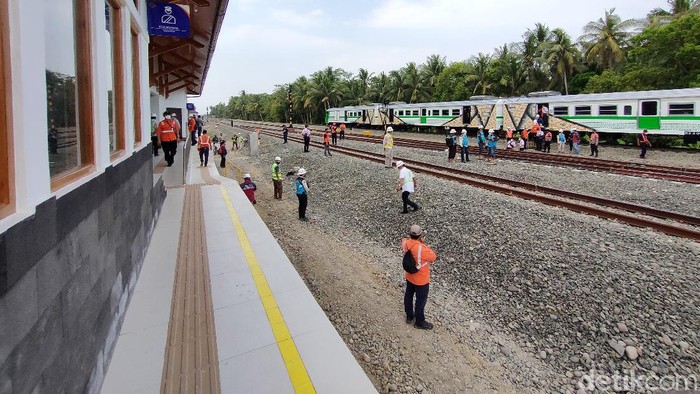 Proses uji coba jalur KA bandara menggunakan KRD di Kulon Progo, DIY, Senin (19/7/2021).