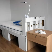 Atlet lari AS, Paul Chelimo, sempat berkomentar di Twitter soal ranjang antiseks di asrama atlet Olimpiade 2020. Tempat tidur di Tokyo Olympic Village terbuat dari kardus, tujuannya untuk mengurangi intimasi antar para atlet. Ranjang ini hanya bisa menahan beban satu orang. Tidak masalah bagi kami para pelari jarak jauh, meski kami berempat bisa tidur di atasnya, kicau Paul. (Foto: AP Photo)