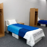 Menurut situs dezeen, Airweave telah menyiapkan 18 ribu kasur tersebut untuk Olimpiade 2020. Sejalan dengan prinsip gaya hidup ramah lingkungan yang diterapkan Olimpiade tahun ini, panitia akan menggunakan kembali sekitar 8.000 di antaranya untuk atlet Paralympic. (Foto: AP Photo)