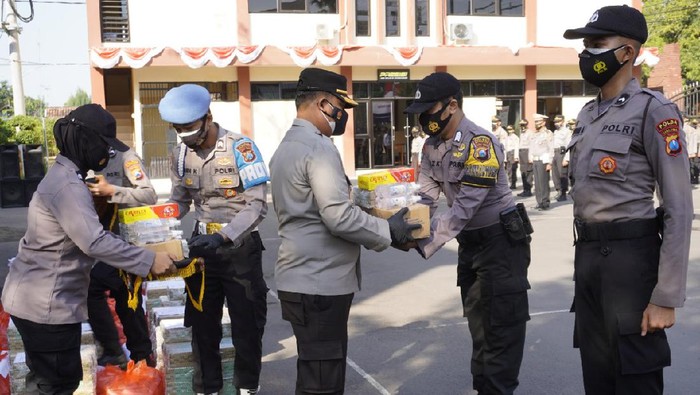 Ribuan Paket Imun Boster dibagikan oleh Polisi