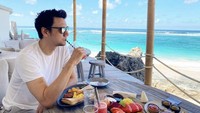 Christian Sugiono dikenal sebagai aktor keturunan Jerman hingga Jawa. Rumah tangganya yang harmonis dengan Titi Kamal, berhasil membuat banyak orang iri. Foto: Instagram Christian Sugiono