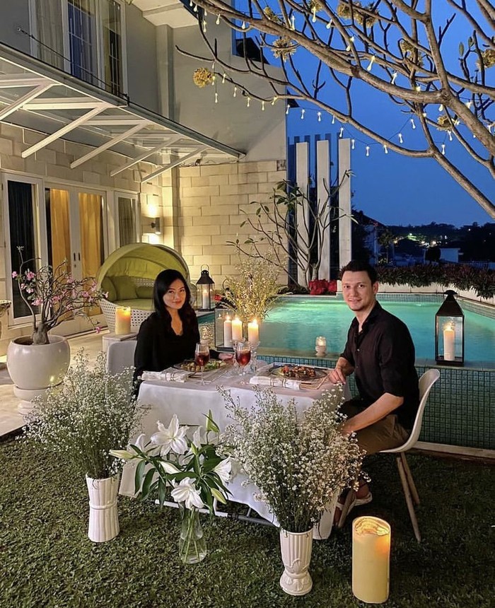 Romantisnya Christian Sugiono Saat Makan Malam Bersama Titi Kamal