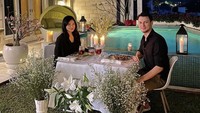 Tetap mesra meski sudah menikah dari tahun 2009, Christian berikan kejutan manis berupa makan malam mewah lengkap dengan suasana yang romantis. Foto: Instagram Christian Sugiono