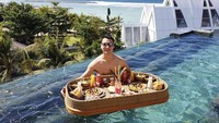 Liburan seru ala Christian, tak lengkap tanpa kehadiran floating breakfast yang dinikmatinya pagi hari. Mulai dari salad buah hingga jus semuanya ia santap. Foto: Instagram Christian Sugiono