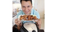 Tipe suami idaman, Christian sering nih turun langsung ke dapur untuk masak. Kali ini ia membuat kreasi chicken wing menggunakan air fryer. Foto: Instagram Christian Sugiono