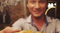 Doyan kulineran, Christian suka mencicipi berbagai jenis makanan baru yang belum pernah dicobanya. Foto: Instagram Christian Sugiono