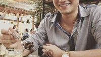 Tak hanya suka makanan gurih saja, Christian juga penggemar berat aneka dessert nih. Apalagi ditemani secangkir teh hangat. Foto: Instagram Christian Sugiono