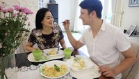 Begini romantisnya Christian dan Titi saat makan bareng di rumah mereka. Mirip seperti pasangan yang baru menikah. Foto: Instagram Christian Sugiono