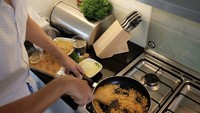 Ini aksi seru Christian memasak di dapur untuk sang istri. Benar-benar suami idaman! Foto: Instagram Christian Sugiono