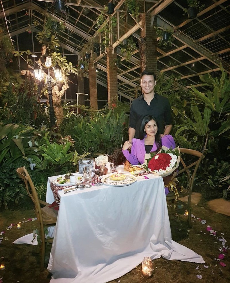 Romantisnya Christian Sugiono Saat Makan Malam Bersama Titi Kamal