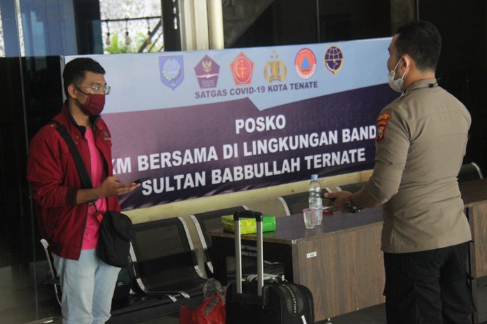 Salah seorang penumpang berinisial DW terbang dari Jakarta ke Ternate menggunakan hasil tes swab PCR istri untuk mengelabui petugas (ANTARA/Abdul Fatah)