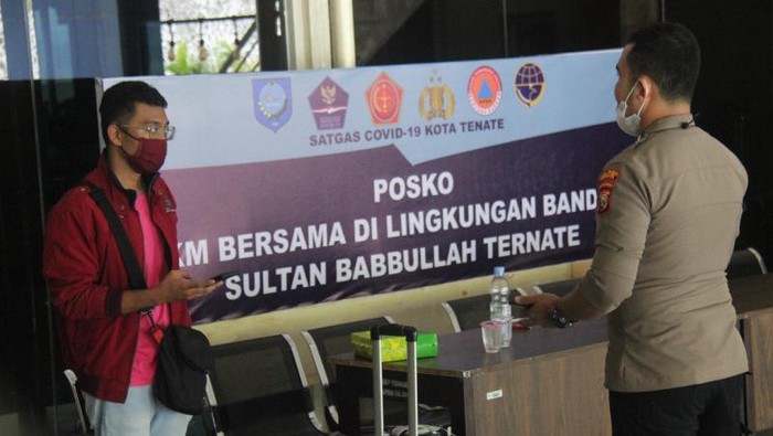 Salah seorang penumpang berinisial DW terbang dari Jakarta ke Ternate menggunakan hasil tes swab PCR istri untuk mengelabui petugas (ANTARA/Abdul Fatah)