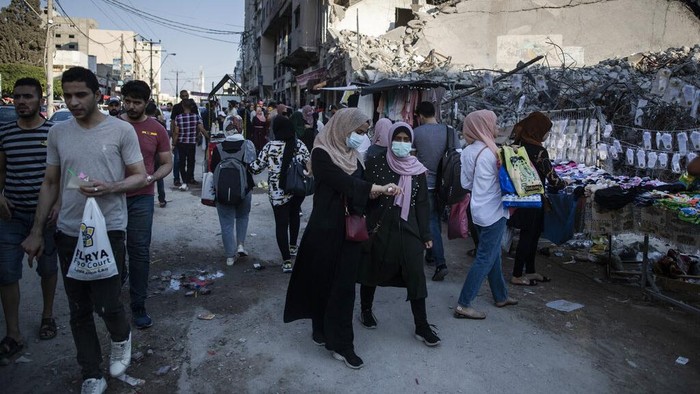 Sejumlah PKL di Palestina terpaksa menggelar lapak demi memenuhi kebutuhan jelang Idul Adha. Ya, mereka menjajakan dagangannya diantara reruntuhan gedung.