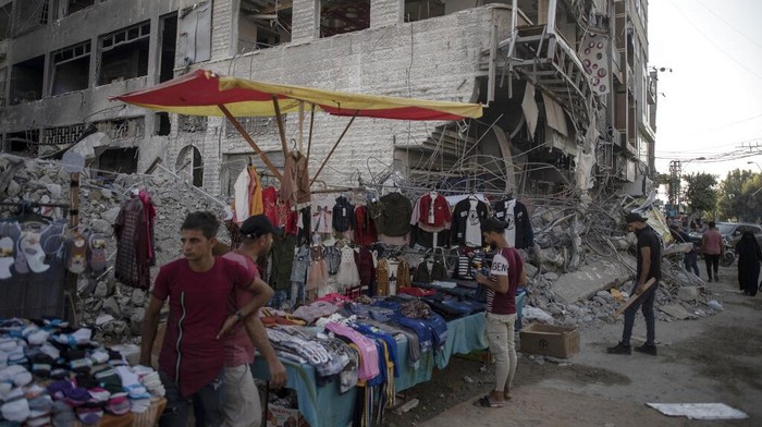 Sejumlah PKL di Palestina terpaksa menggelar lapak demi memenuhi kebutuhan jelang Idul Adha. Ya, mereka menjajakan dagangannya diantara reruntuhan gedung.