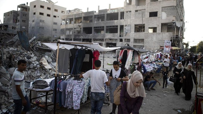 Sejumlah PKL di Palestina terpaksa menggelar lapak demi memenuhi kebutuhan jelang Idul Adha. Ya, mereka menjajakan dagangannya diantara reruntuhan gedung.
