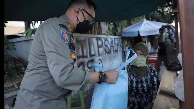 Satpol PP Kota Bogor Sidak Pedagang Sambil Bagi-Bagi Makanan