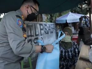 Satpol PP Kota Bogor Sidak Pedagang Sambil Bagi-Bagi Makanan