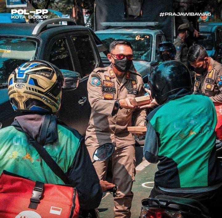 Satpol PP Kota Bogor Sidak Pedagang Sambil Bagi-Bagi Makanan