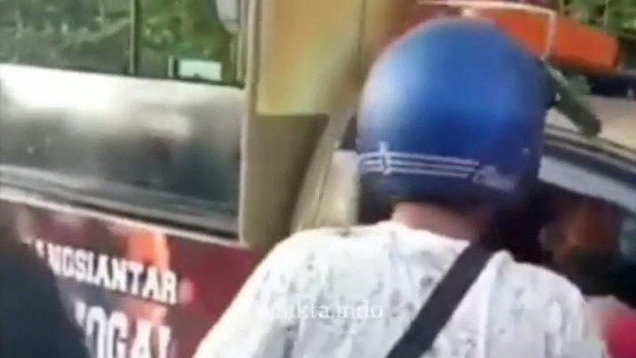 Screenshot video viral pria berhelm serang Satpol PP Pematangsiantar (dok. Instagram)