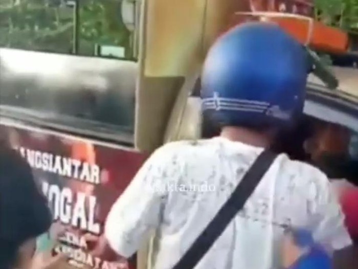 Screenshot video viral pria berhelm serang Satpol PP Pematangsiantar (dok. Instagram)