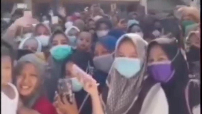 Screenshot video viral warga berkerumun sambut selebgram di Aceh (dok. istimewa)