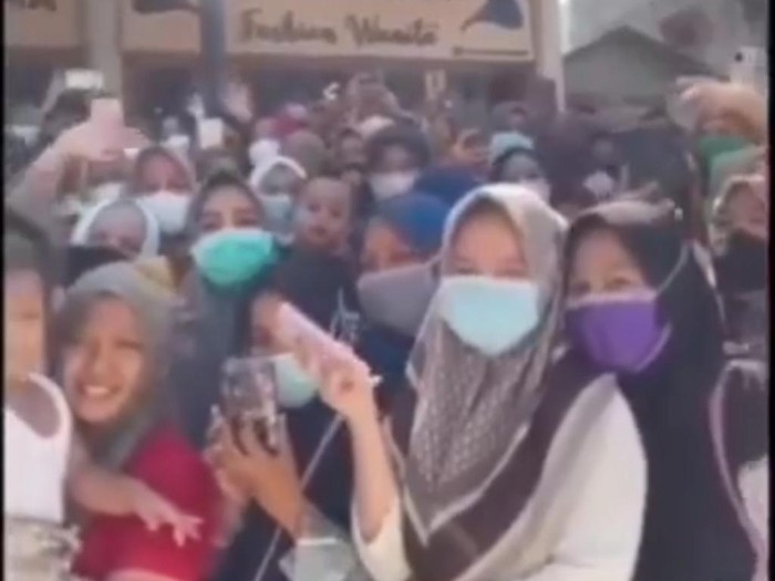 Screenshot video viral warga berkerumun sambut selebgram di Aceh (dok. istimewa)