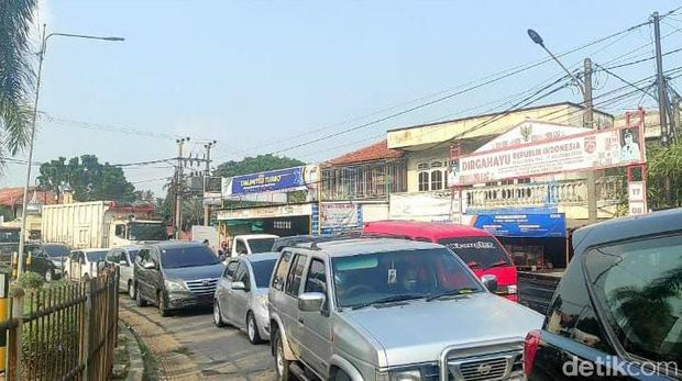 Sejumlah penumpang di Pelabuhan Merak, Banten, protes gara-gara tak diperbolehkan menyeberang ke Lampung. Polisi memberi penjelasan. (M Iqbal/detikcom)