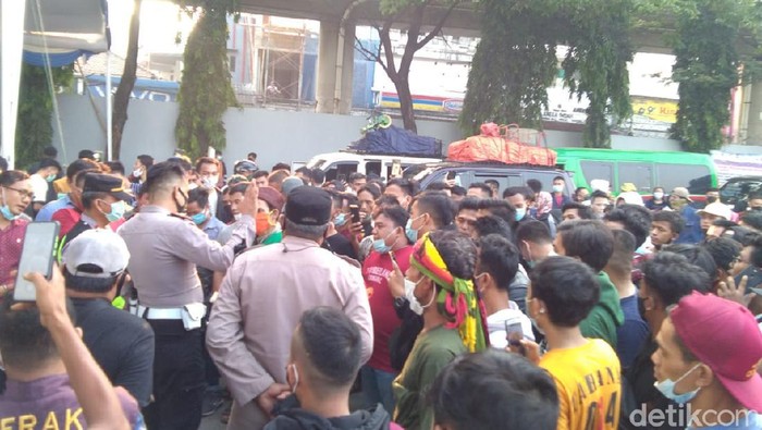 Sejumlah penumpang di Pelabuhan Merak, Banten, protes gara-gara tak diperbolehkan menyeberang ke Lampung. Polisi memberi penjelasan. (M Iqbal/detikcom)