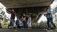 Penyedia jasa service handphone terlihat mencari pelanggan di bawah Fly Over Roxy Jakarta Barat. Penyedia jasa service handphone terlihat mencari pelanggan di bawah Fly Over Roxy Jakarta Barat.