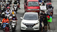 Jasa sevis HP turun ke jalan imbas ditutupnya mal. Berdasarkan penuturan Presiden Joko Widodo (Jokowi) pada Selasa (20/7) malam, akan ada pembukaan bertahap pada 26 Juli 2021 jika kasus Corona mengalami penurunan. Rifkianto Nugroho/detikcom