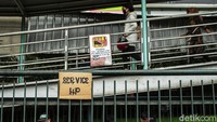 Mal dan pusat perbelanjaan ditutup sementara selama masa PPKM darurat 3-20 Juli. Kebijakan tersebut mulai dikeluhkan penyewa toko di Pusat Grosir Cililitan (PGC), salah satunya tukang servis handphone (HP) yang mulai turun ke pinggir jalan Mal dan pusat perbelanjaan ditutup sementara selama masa PPKM darurat 3-20 Juli. Kebijakan tersebut mulai dikeluhkan penyewa toko di Pusat Grosir Cililitan (PGC), salah satunya tukang servis handphone (HP) yang mulai turun ke pinggir jalan